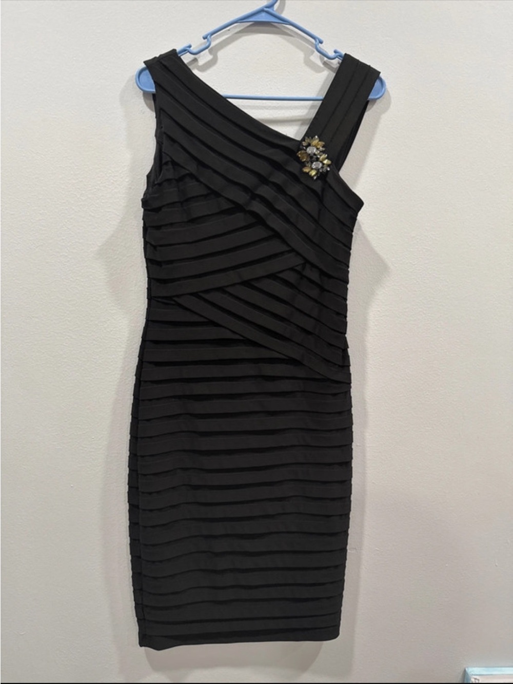 Scarlett Nite Black One-Shoulder Pleated Sheath Dress with Brooch